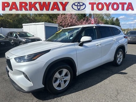Used 2023 Toyota Highlander LE SUV for Sale in Englewood Cliffs, NJ