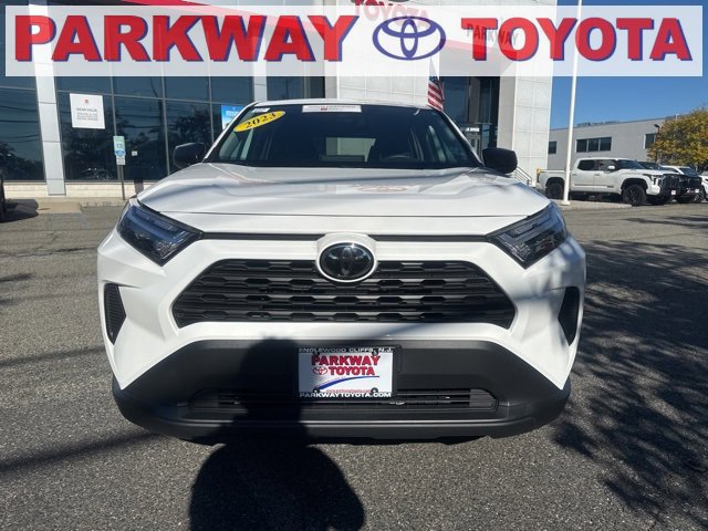 2023 Toyota RAV4 LE's photo