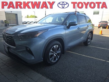 Used 2022 Toyota Highlander XLE SUV for Sale in Englewood Cliffs, NJ