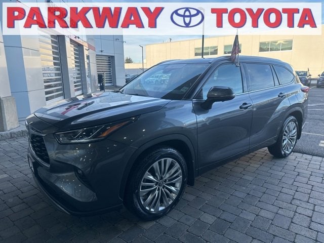 2023 Toyota Highlander Platinum's photo
