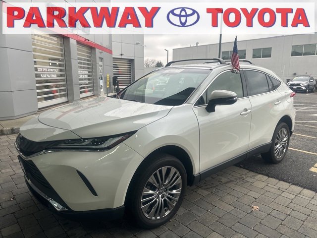 2022 Toyota Venza XLE's photo