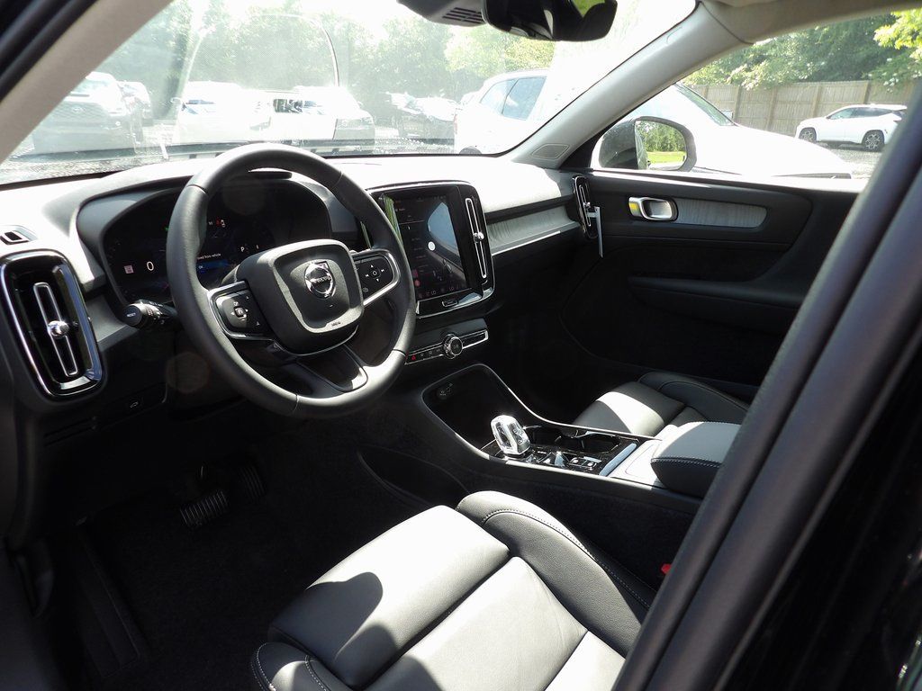 2026 Volvo XC40 Plus - Photo 9