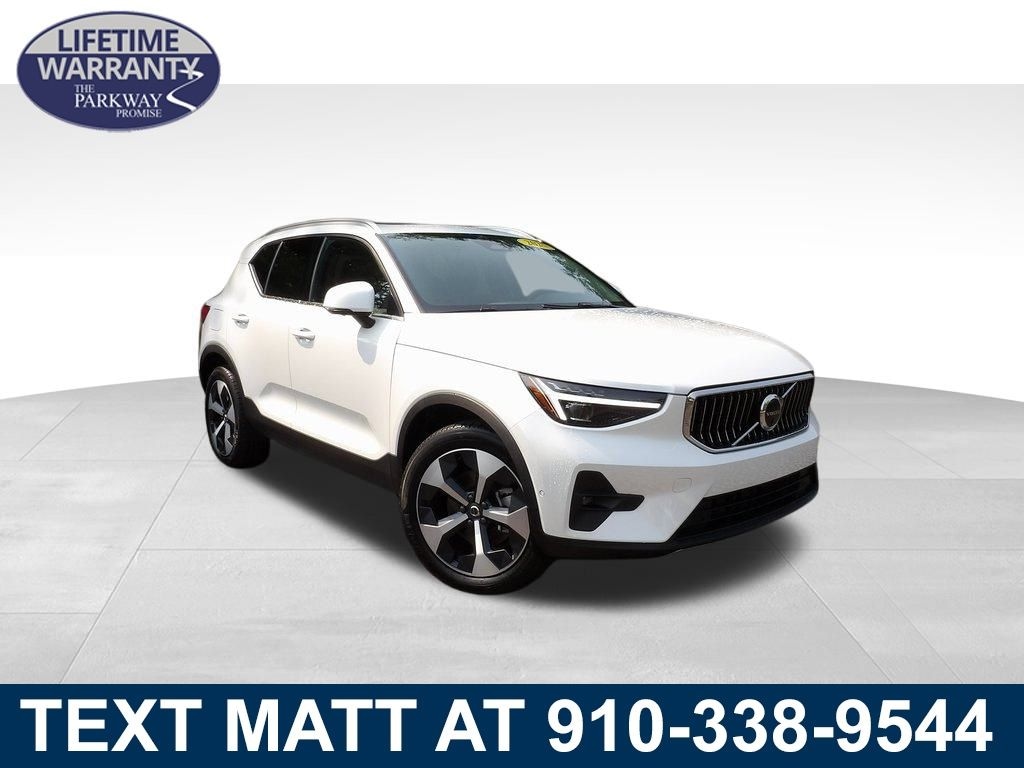 New 2025 Volvo XC40 B5 Plus Bright Theme SUV