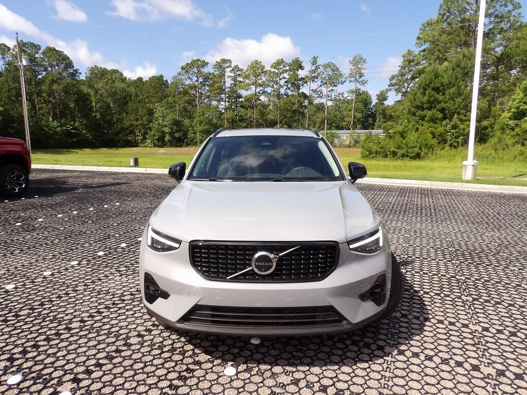 2026 Volvo XC40 Plus photo 2