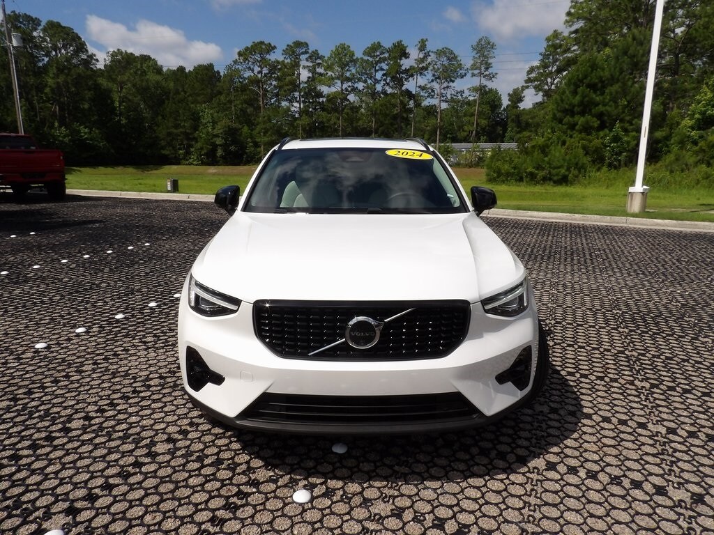 2024 Volvo XC40 Plus photo 2