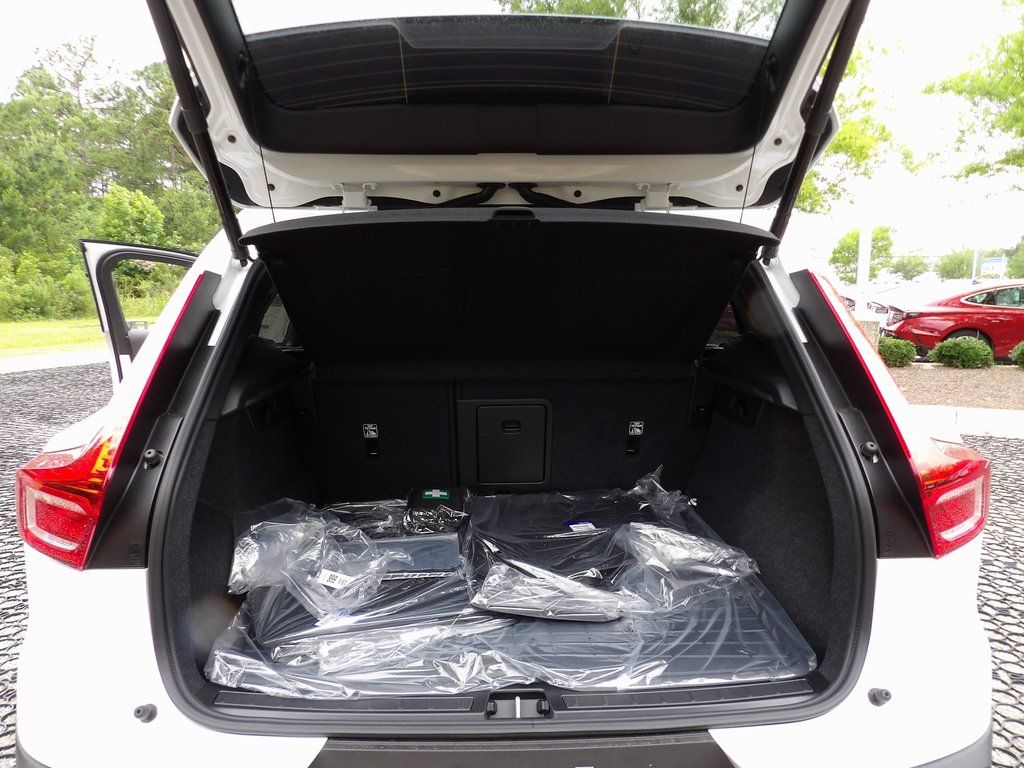2025 Volvo XC40 Core - Photo 24