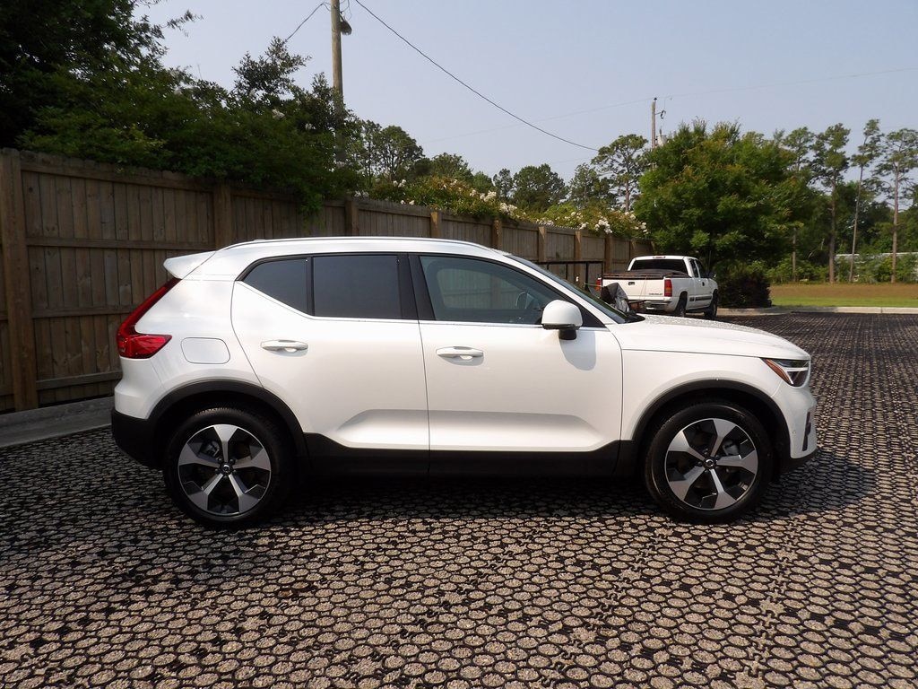 New 2025 Volvo XC40 B5 Plus Bright Theme SUV
