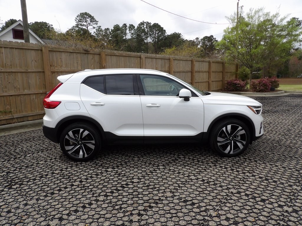 2025 Volvo XC40 Plus photo 4
