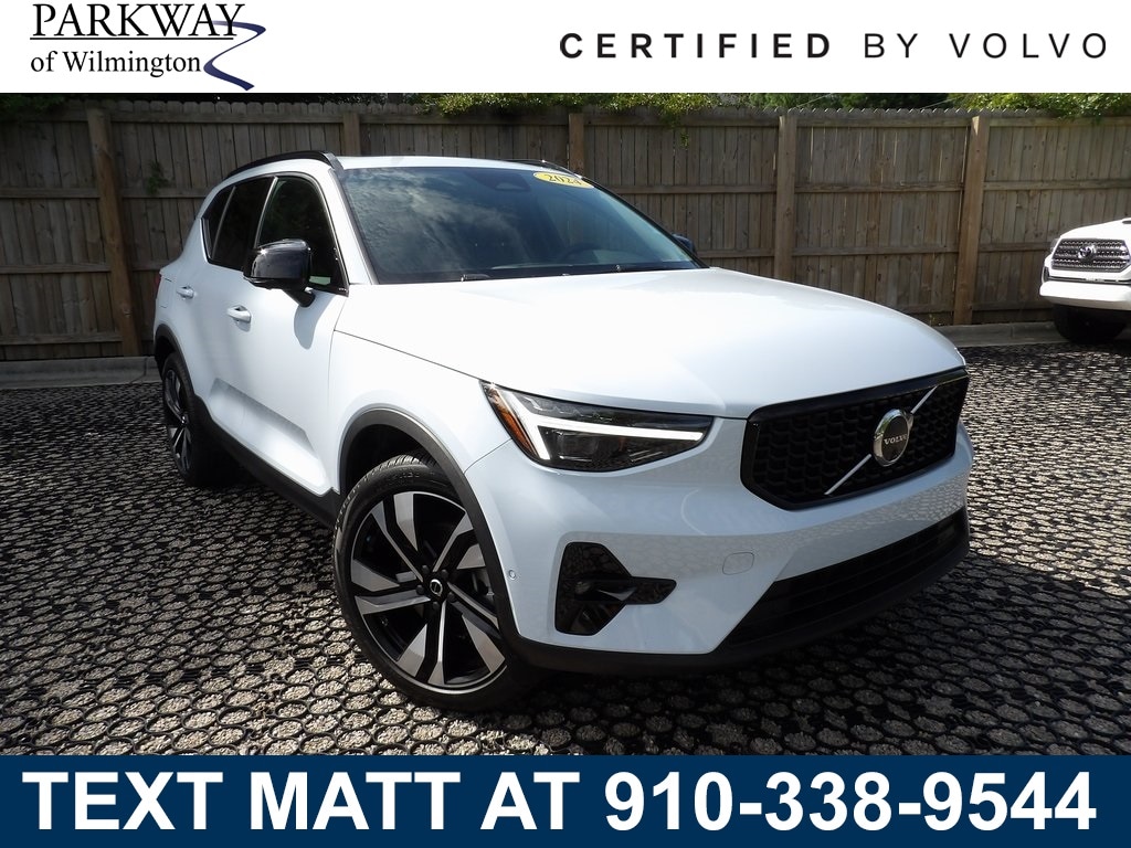 2024 Volvo XC40 B5 Plus Dark Theme