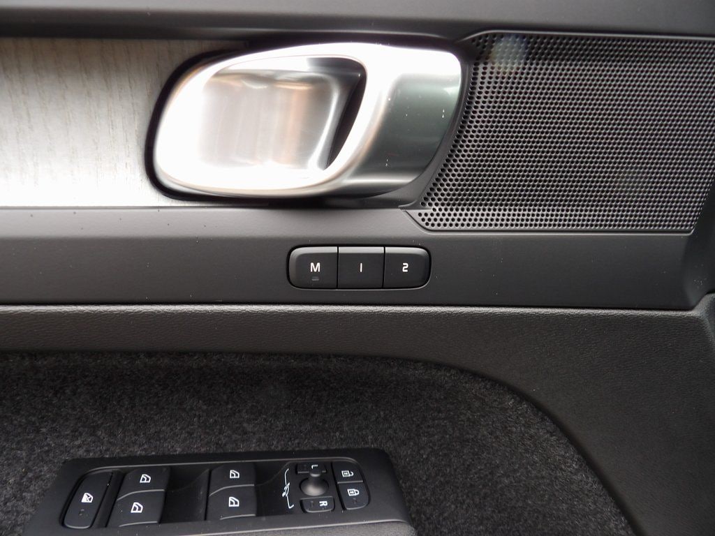 2025 Volvo XC40 Core - Photo 12