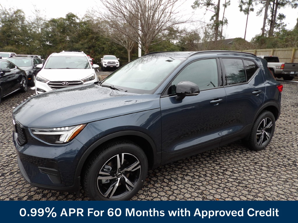 New 2026 Volvo XC40 B5 Core SUV