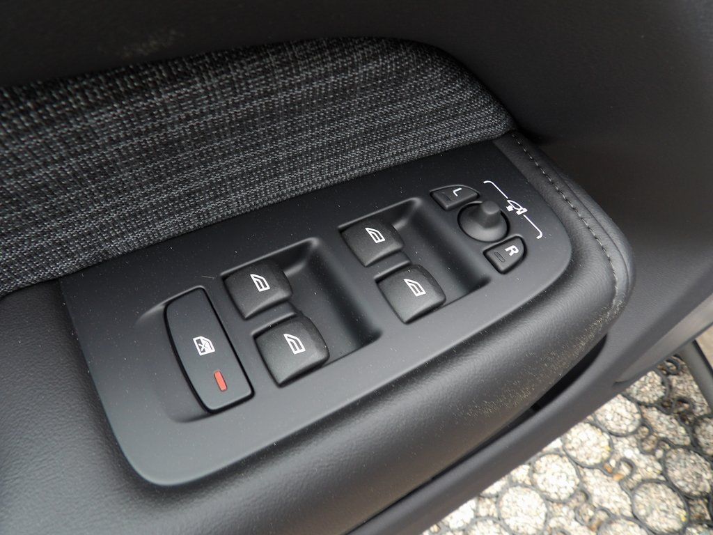 2025 Volvo XC60 Core - Photo 16