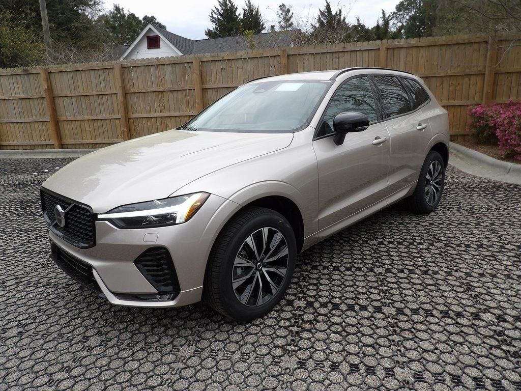 New 2025 Volvo XC60 B5 Core SUV