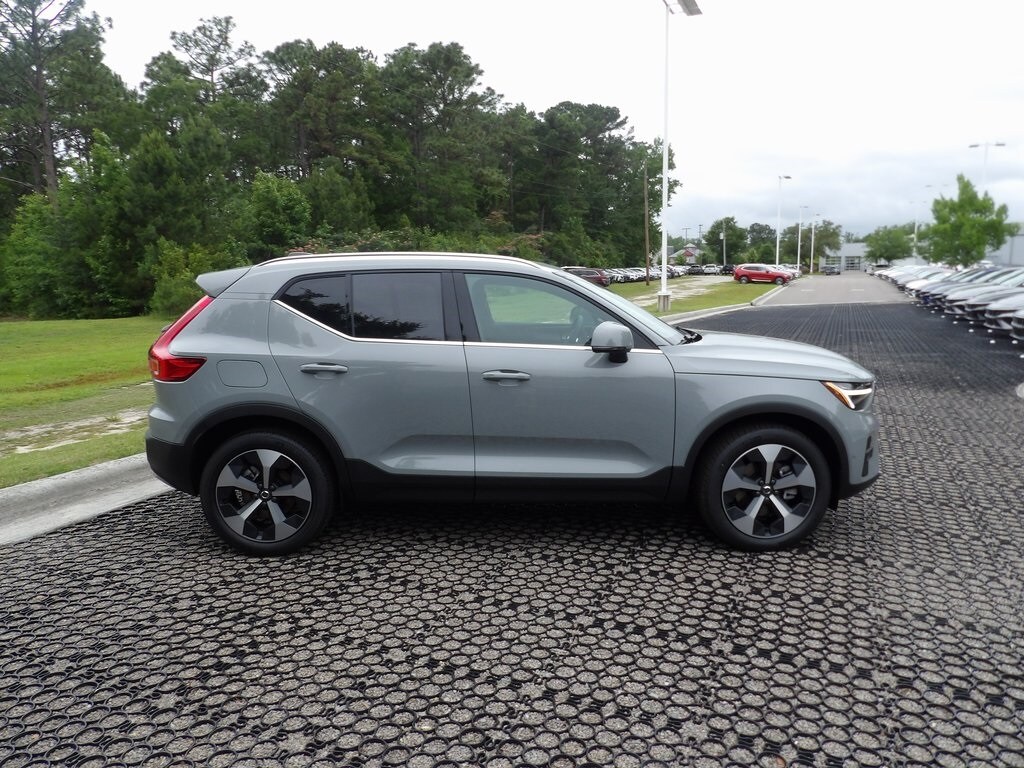 2025 Volvo XC40 Plus photo 4