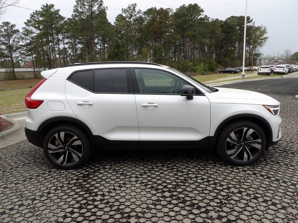 New 2025 Volvo XC40 B5 Ultra Dark Theme SUV