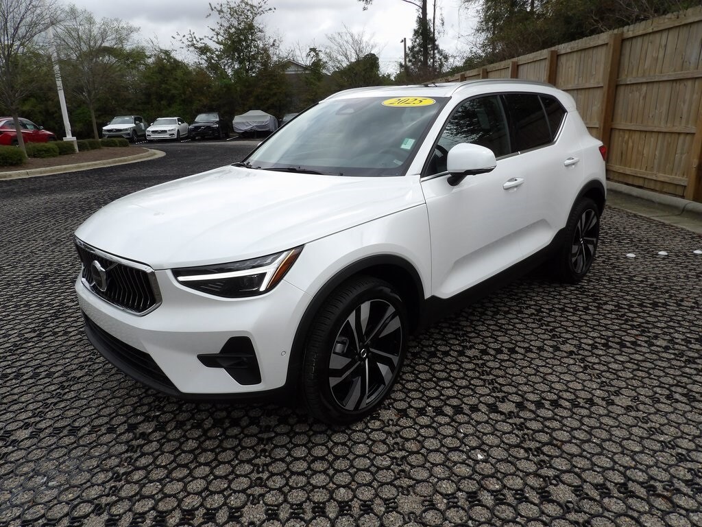 2025 Volvo XC40 Plus photo 3