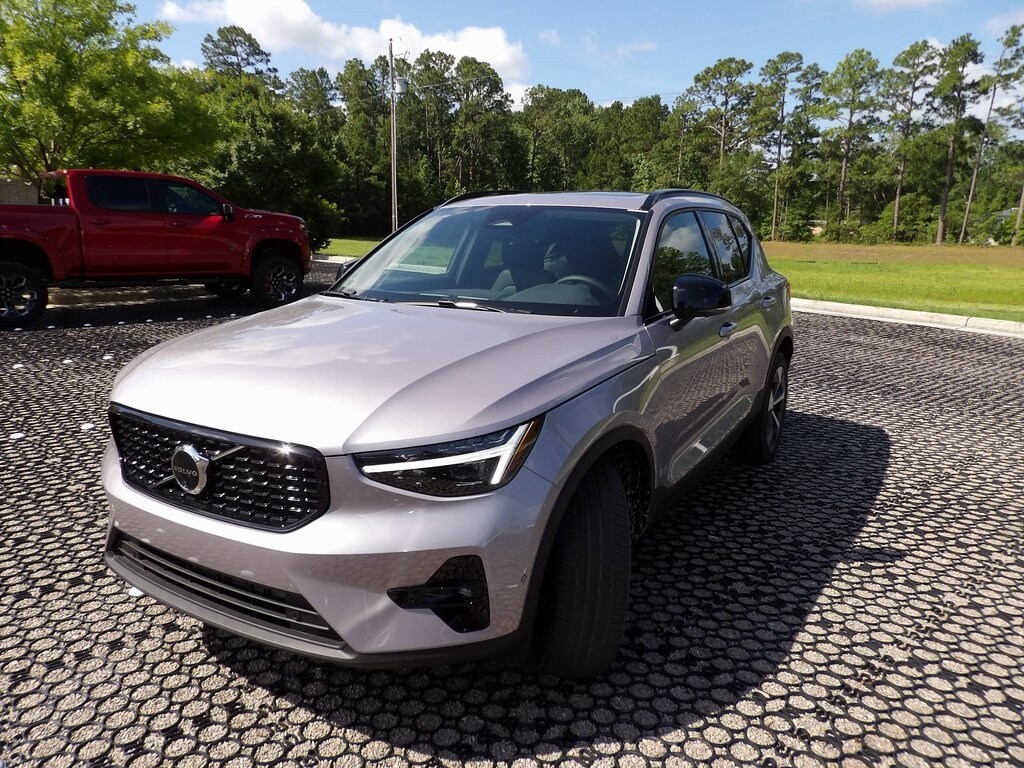 2026 Volvo XC40 Plus photo 3