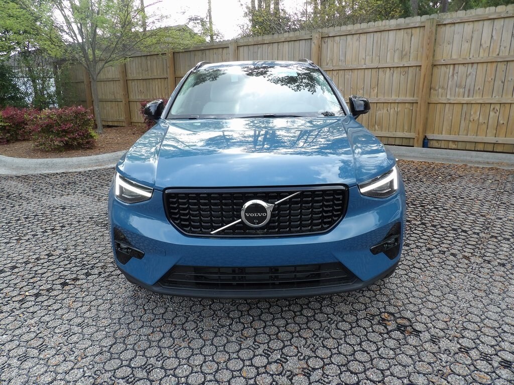 2025 Volvo XC40 photo 2