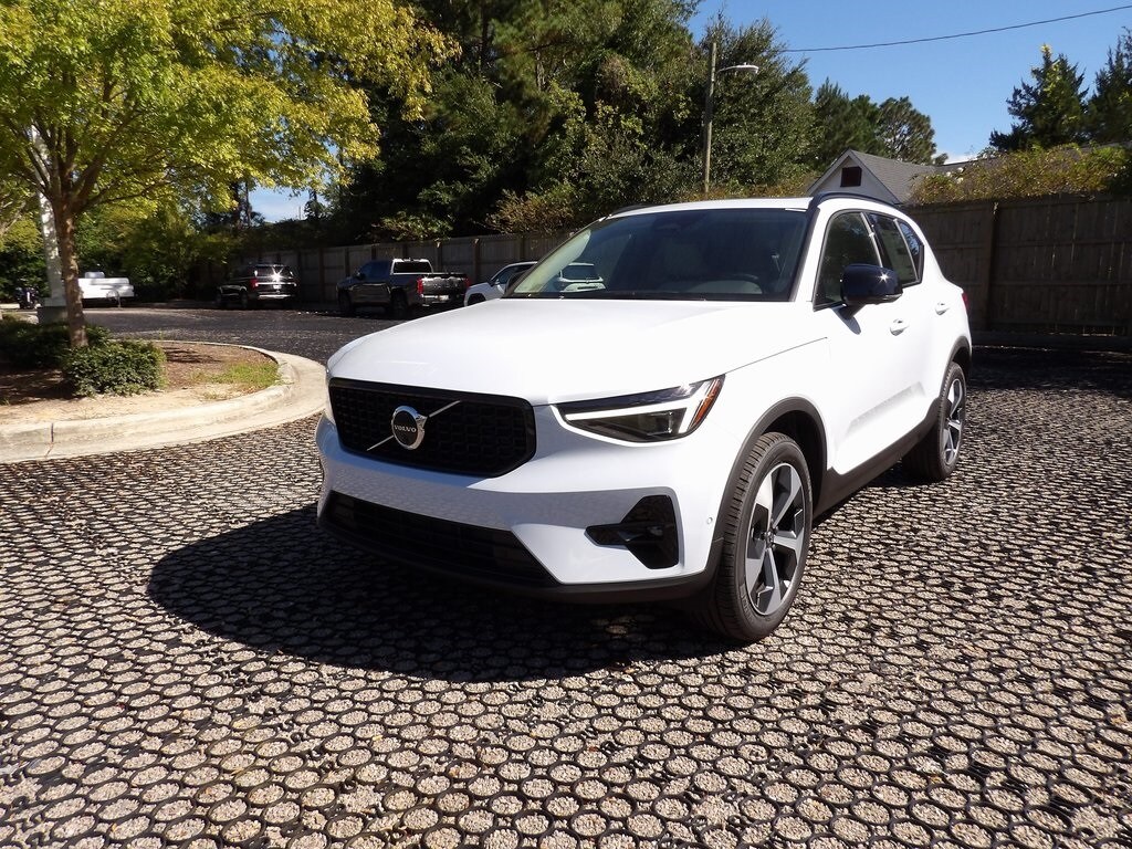 2026 Volvo XC40 Plus photo 2