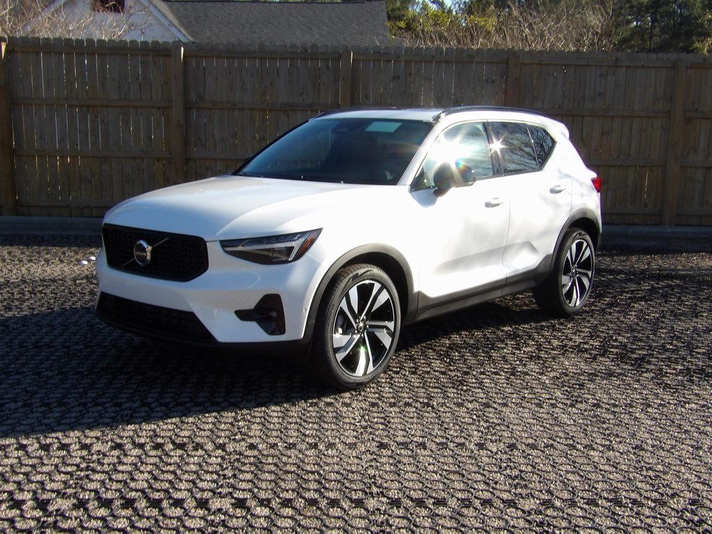 New 2025 Volvo XC40 B5 Plus Dark Theme SUV