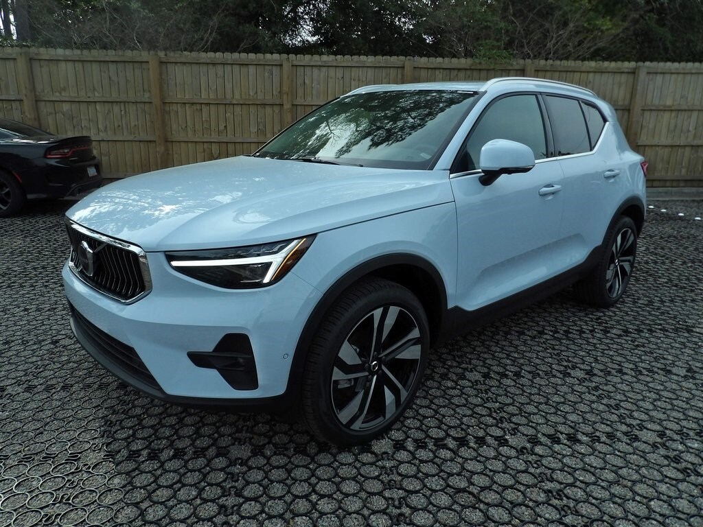 2025 Volvo XC40 photo 3
