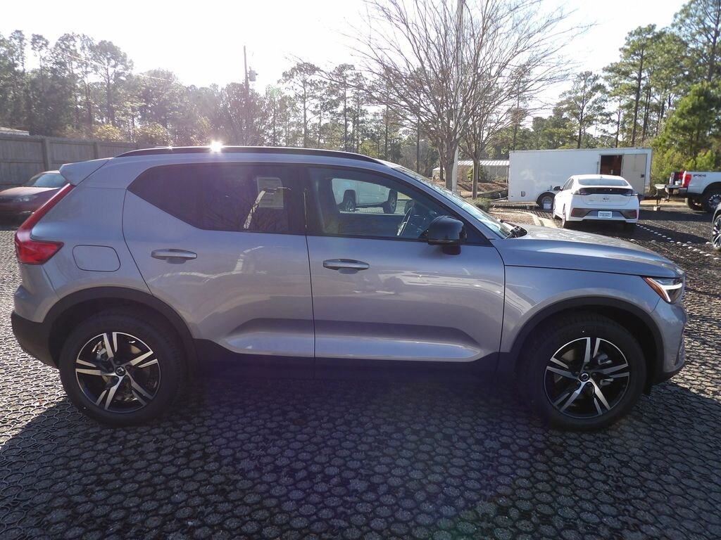 New 2026 Volvo XC40 B5 Core SUV
