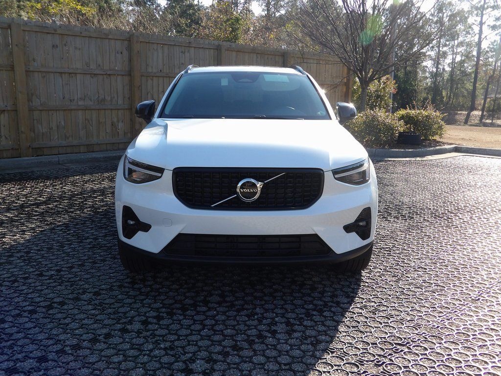 New 2025 Volvo XC40 B5 Plus Dark Theme SUV