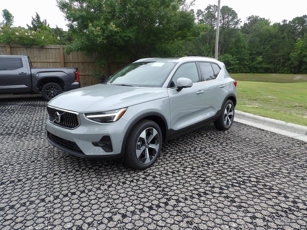 2025 Volvo XC40 Plus photo 3