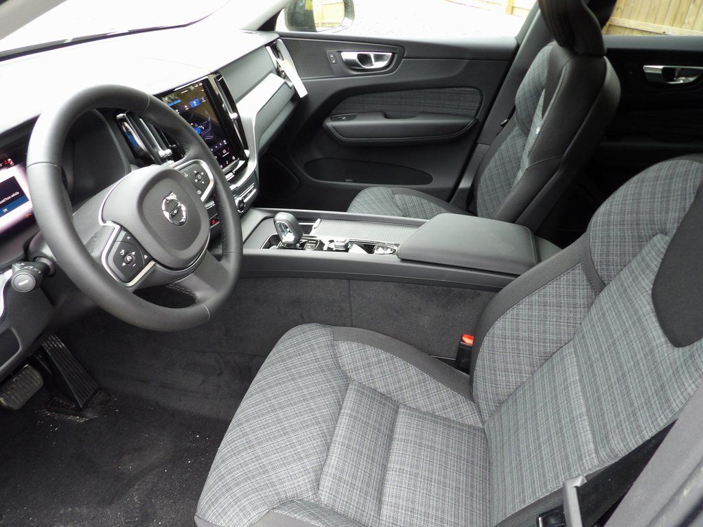 2025 Volvo XC60 Core - Photo 8
