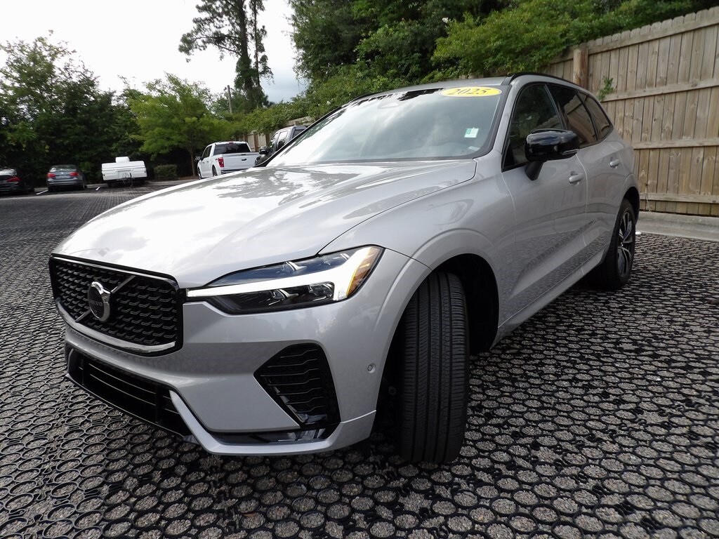 2025 Volvo XC60 Plus photo 3