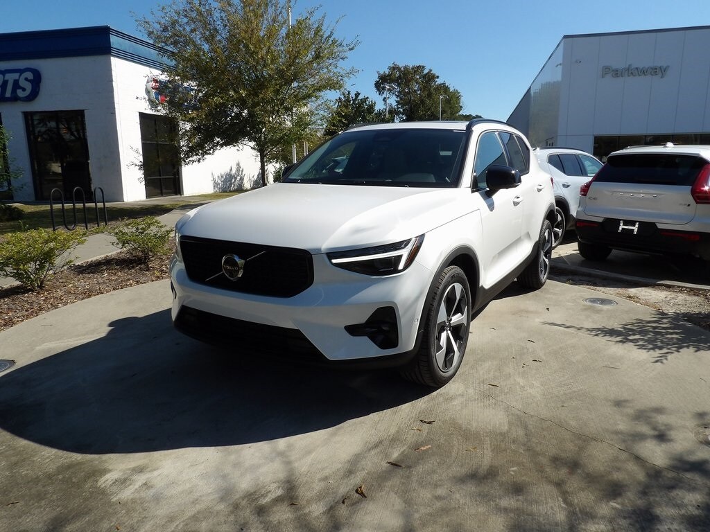 2026 Volvo XC40 Plus photo 2