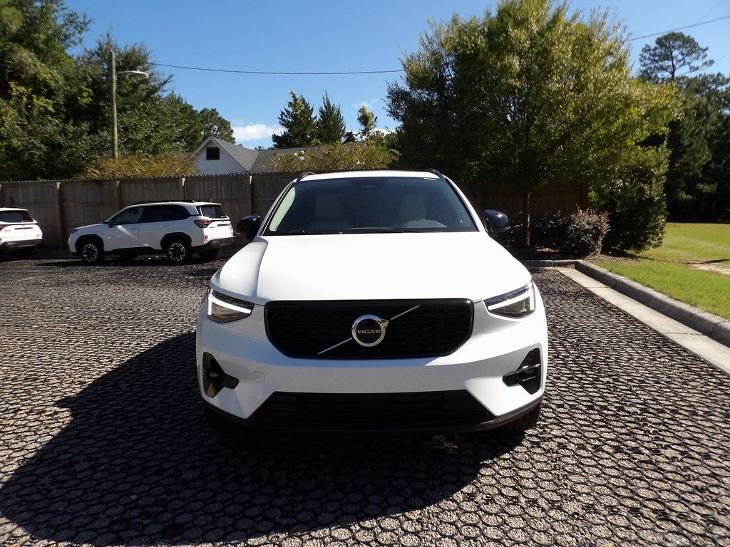 2026 Volvo XC40 photo 2