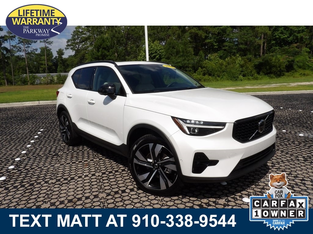 2024 Volvo XC40 B5 Plus Dark Theme