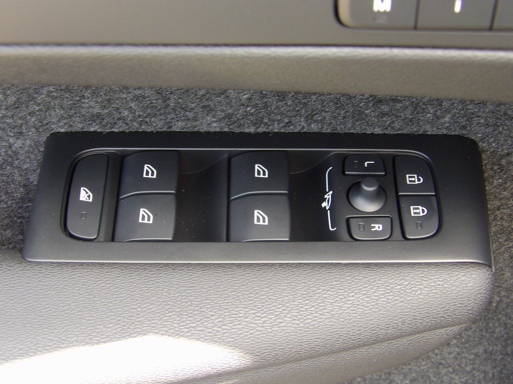 2026 Volvo XC40 Plus - Photo 12