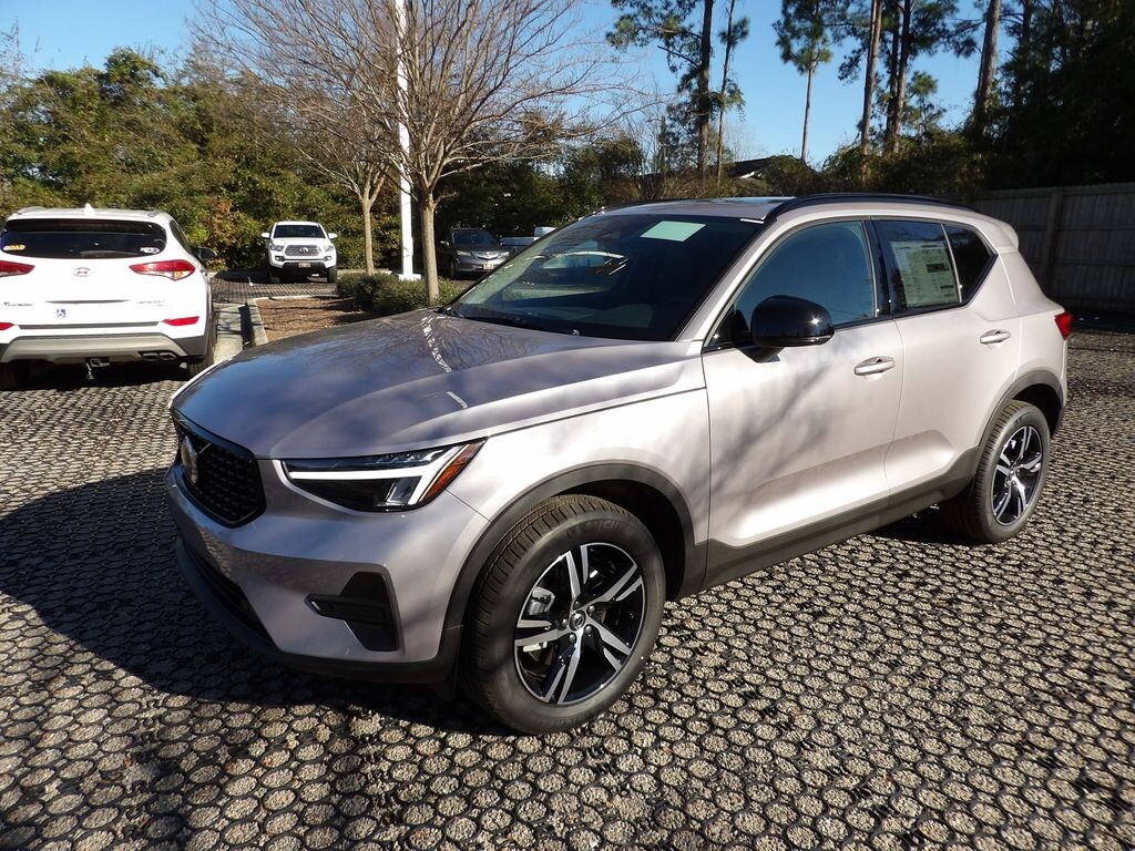 New 2026 Volvo XC40 B5 Core SUV