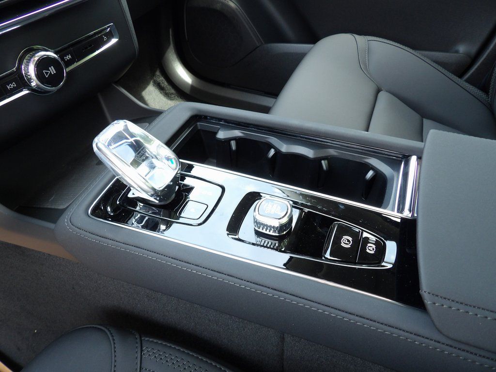 2025 Volvo XC90 Plus - Photo 32