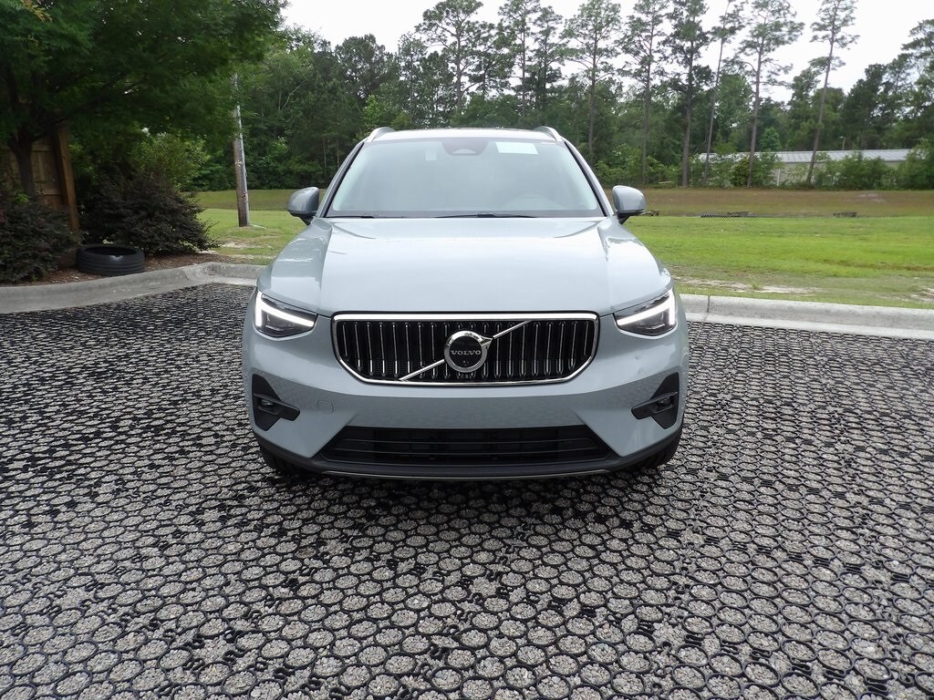 2025 Volvo XC40 Plus photo 2