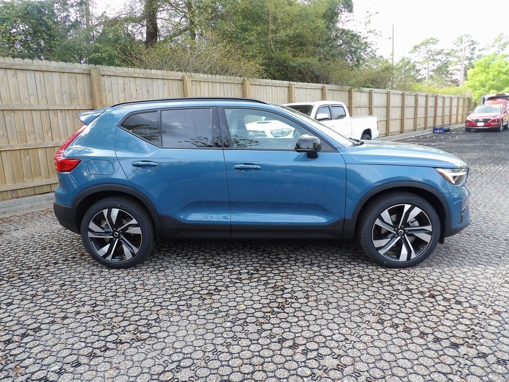 2025 Volvo XC40 photo 4