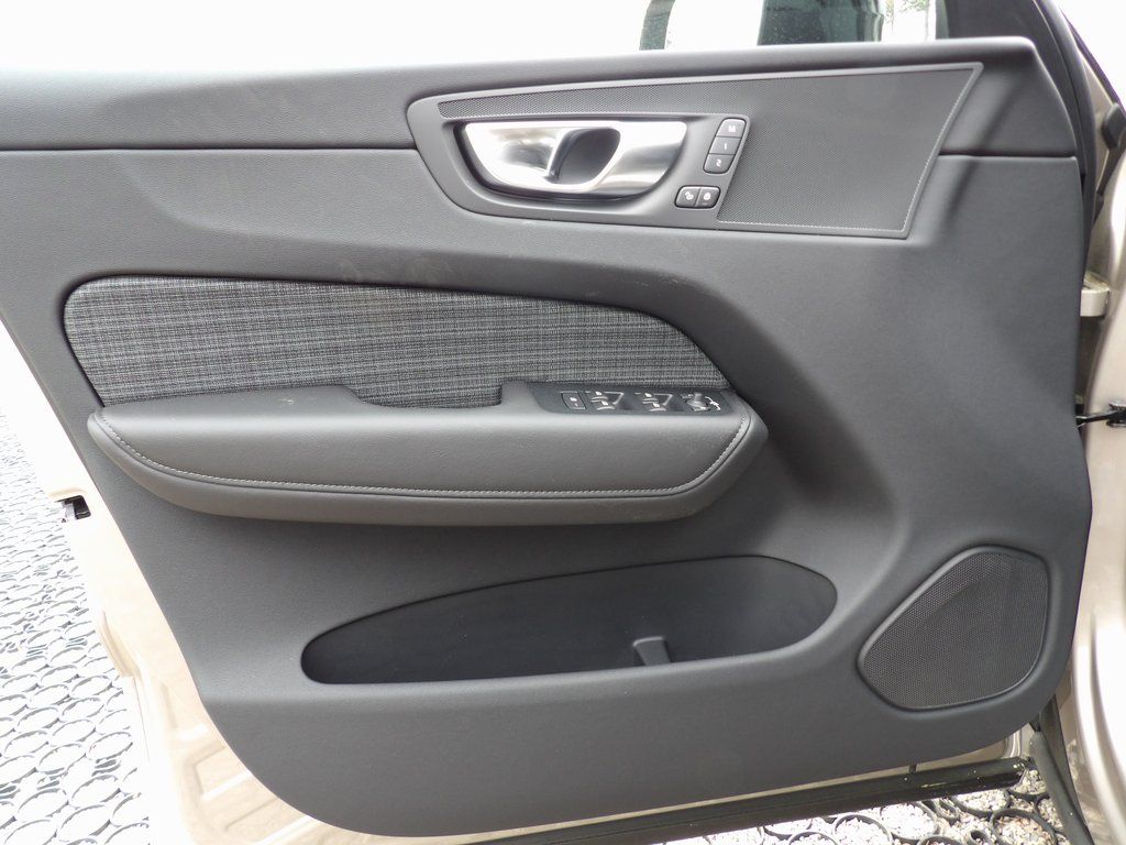 2025 Volvo XC60 Core - Photo 15