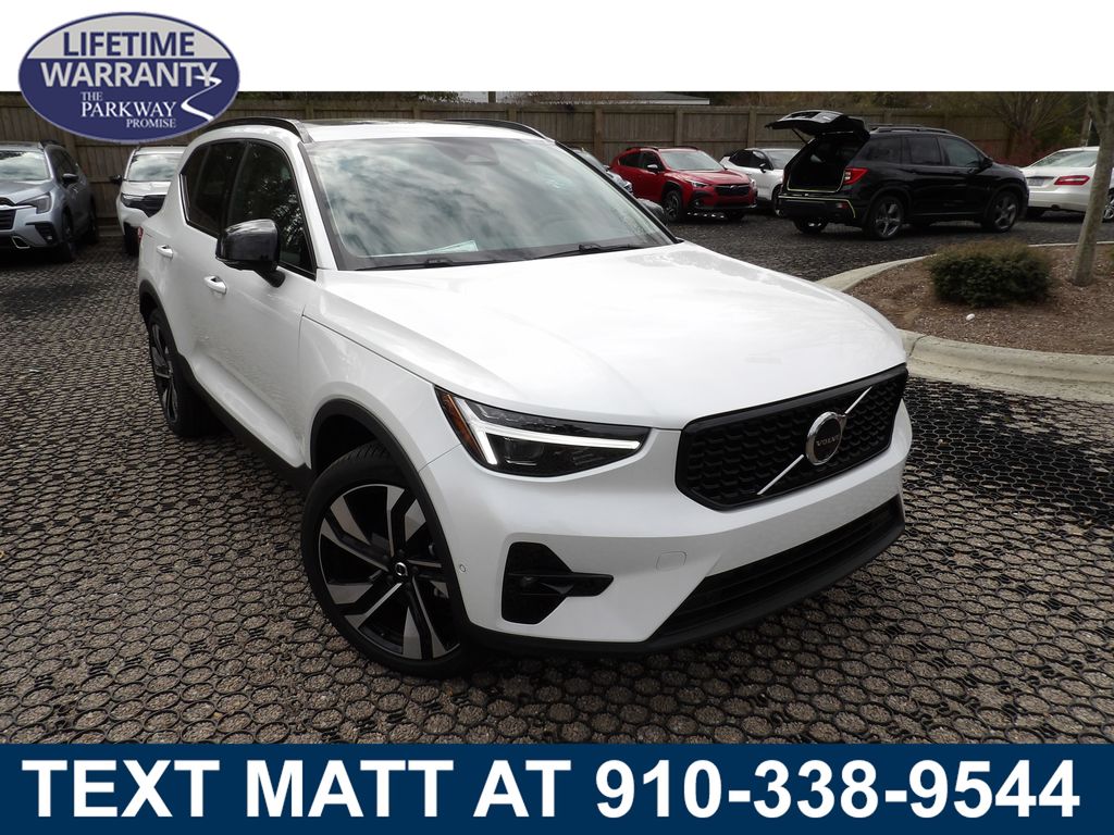2025 Volvo XC40