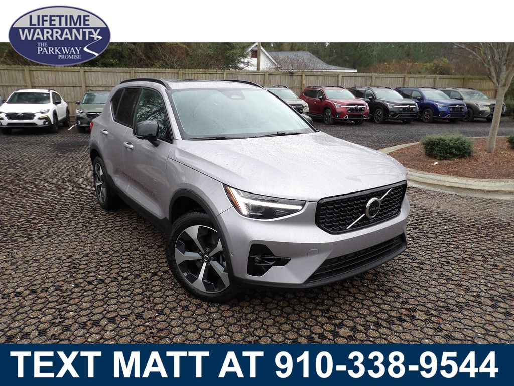 2026 Volvo XC40 B5 Plus Dark AWD's photo