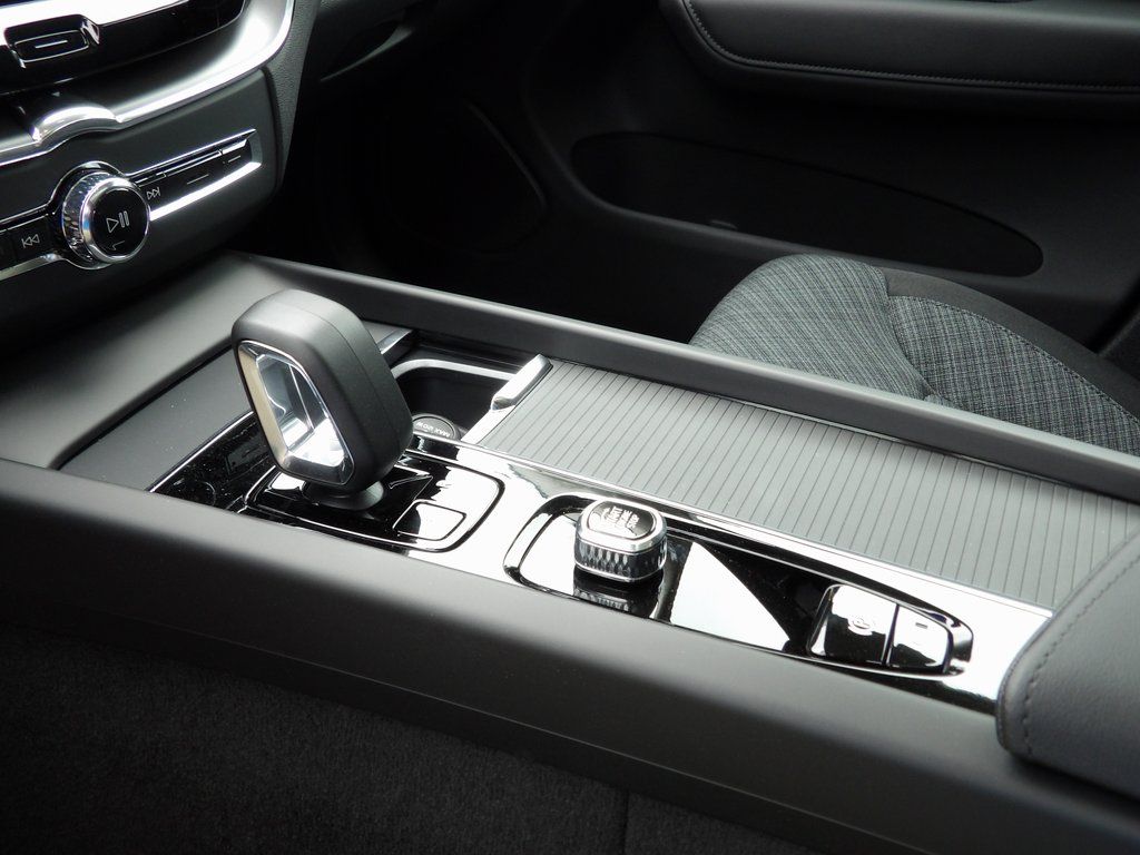 2025 Volvo XC60 Core - Photo 25