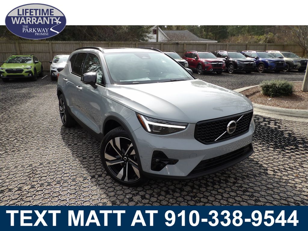 2026 Volvo XC40 B5 Ultra Dark AWD's photo