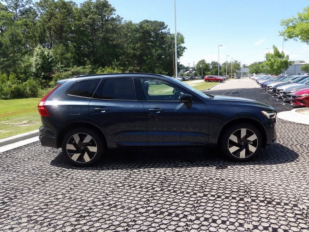 2025 Volvo XC60 T8 Plus photo 3
