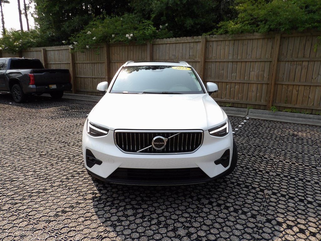 New 2025 Volvo XC40 B5 Plus Bright Theme SUV