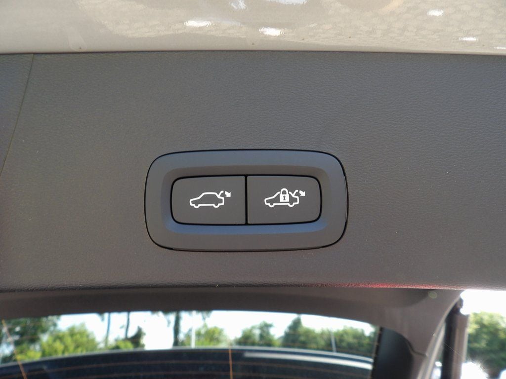 2026 Volvo XC40 Plus - Photo 24