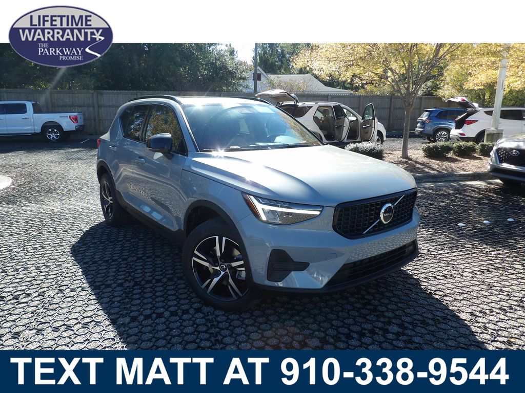 2026 Volvo XC40 Core's photo