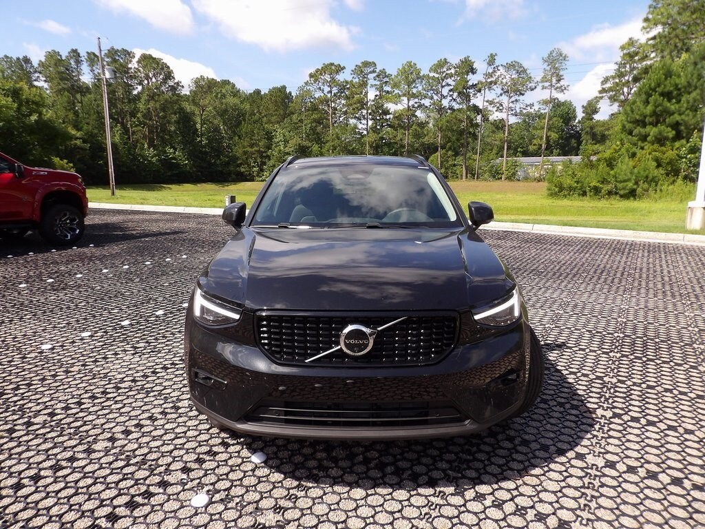 2026 Volvo XC40 Plus photo 2