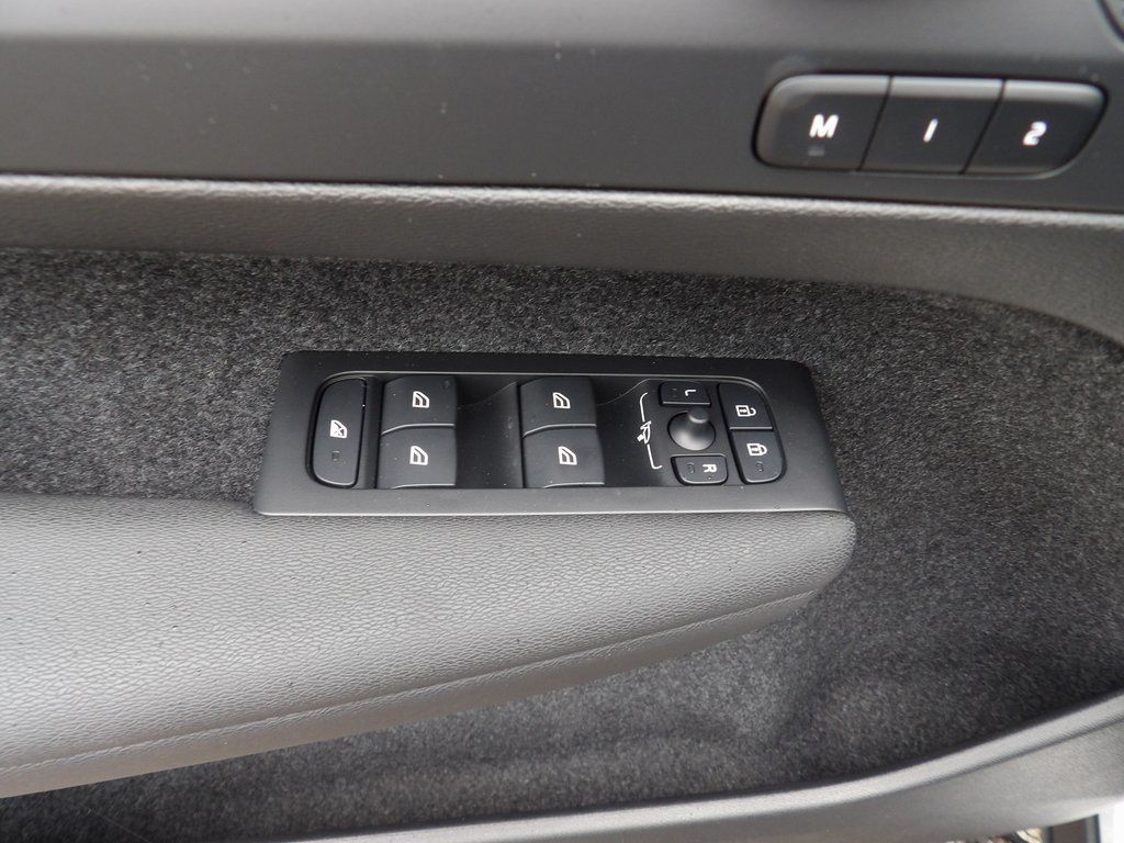 2025 Volvo XC40 Core - Photo 10