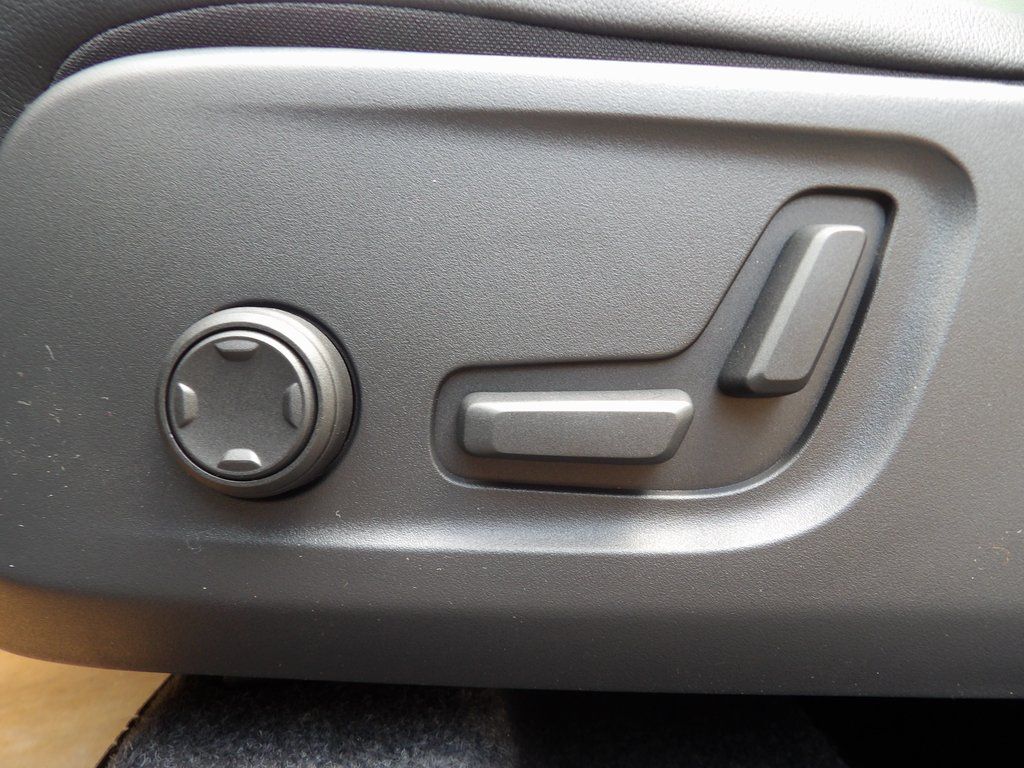 2026 Volvo XC40 Plus - Photo 12